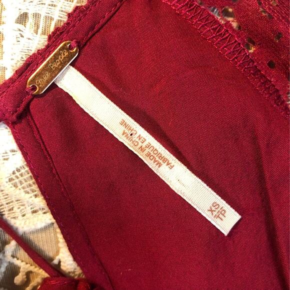 Free people lace magenta dress with open back, scalloped sleeves and hem size XS - Picture 13 of 13